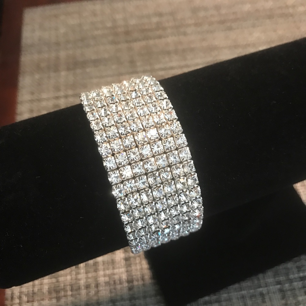 SILVER SPARKLING STRETCH BRACELT (NWOT)